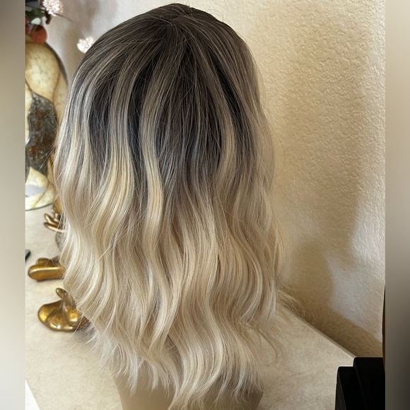 Blonde Ombre Wig Approx 13” Shoulder Length Combs and Hook Straps Closure NWT - Picture 7 of 11